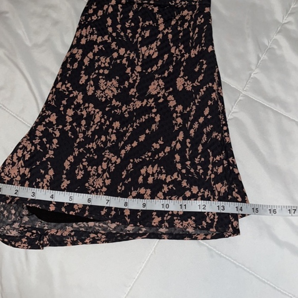 Floral Shorts Size Large - Picture 8 of 8